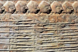 Tarihin İlk Savaş Belgesi: Louvre’daki ‘Akbabalar Steli’ ve Arkeolojide Savaşın İzleri