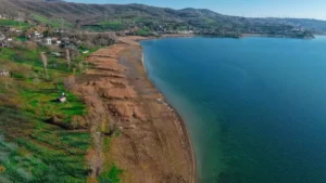 Turizm bölgesinde çevre seferberliği: Sapanca’da kaçak yapılar yıkılıyor
